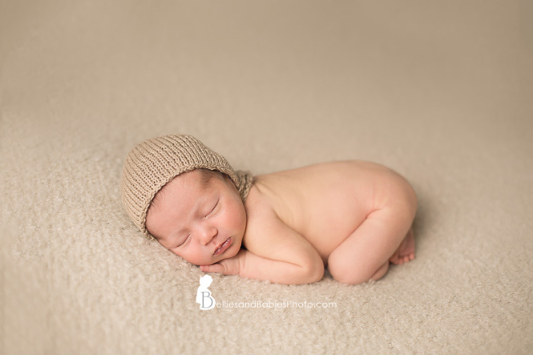 Newborn baby pictures in Northern VA baby in beige hat